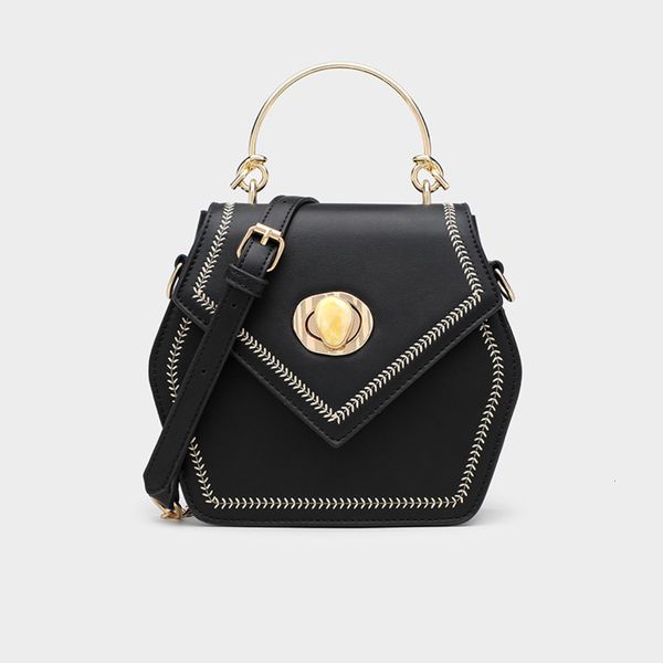 luxurys designers chain women's crossbody 2021 new versatile fashion single shoulder metal portable bag
luxurys designers chain women's crossbody 2021 new versatile fashion single shoulder metal portable bag