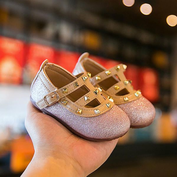 flat shoes 2021 girls rivets leather kids single soft baby princess dance children sandals toddler e433, Black;grey
flat shoes 2021 girls rivets leather kids single soft baby princess dance children sandals toddler e433, Black;grey