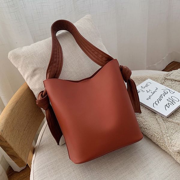women new fashion texture all-match shoulder portable bucket bag autumn and winter retro casual bags 2020 fashion shoulder bag c1223
women new fashion texture all-match shoulder portable bucket bag autumn and winter retro casual bags 2020 fashion shoulder bag c1223