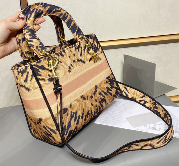 whoesale women luxurys designers bags classical female shoulder bag women handbag crossbody bags lady bags 21012602q
whoesale women luxurys designers bags classical female shoulder bag women handbag crossbody bags lady bags 21012602q