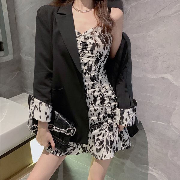 2020 autumn new style loose coat + floral suspender skirt two piece set suit women's fashion trend
2020 autumn new style loose coat + floral suspender skirt two piece set suit women's fashion trend