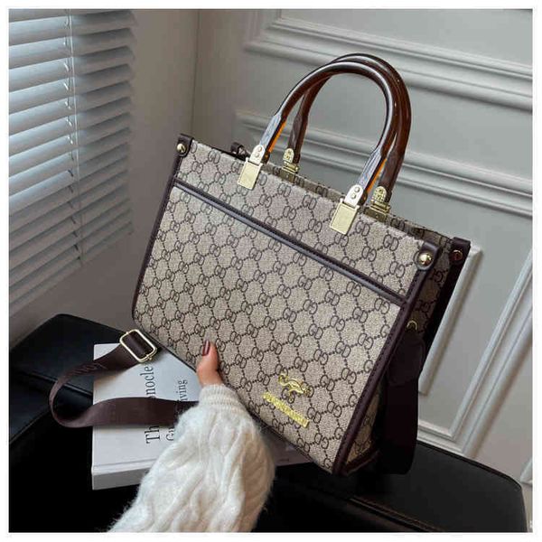 2022 factory wholesale women's korean fashion printing large capacity bag portable tote fashionable temperament one shoulder messenger
2022 factory wholesale women's korean fashion printing large capacity bag portable tote fashionable temperament one shoulder messenger