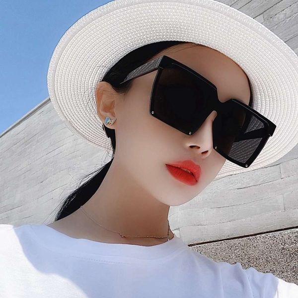 super large square frame square wanghong street p cover face show thin sunglasses female korean glasses fashion personality polarized, White;black
super large square frame square wanghong street p cover face show thin sunglasses female korean glasses fashion personality polarized, White;black