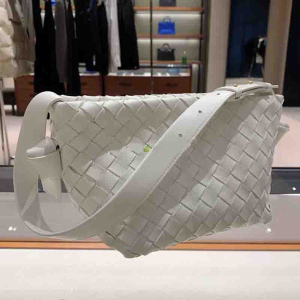 2022 cowhide woven shoulder bag luxury designer crossbody bags fashion clip pocket cowhide leather handbags
2022 cowhide woven shoulder bag luxury designer crossbody bags fashion clip pocket cowhide leather handbags