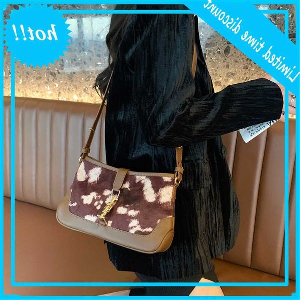 design texture splicing women's 2021 new autumn and winter fashion underarm single shoulder messenger bag
design texture splicing women's 2021 new autumn and winter fashion underarm single shoulder messenger bag