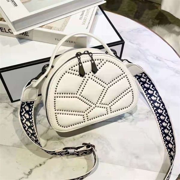 designer versatile bag women's handbags 2022 new fashion single shoulder messenger ladies hand small round bags
designer versatile bag women's handbags 2022 new fashion single shoulder messenger ladies hand small round bags