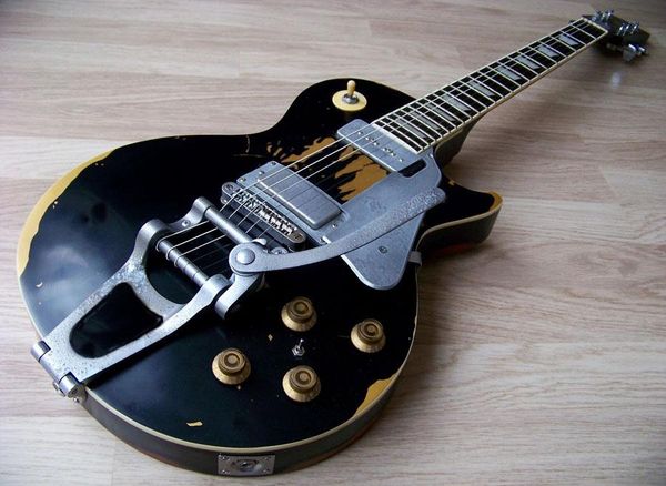 super rare heavy relic neil young old black '56 reissue aged black over gold electric guitar bigs tremolo bridge, mini pickups
super rare heavy relic neil young old black '56 reissue aged black over gold electric guitar bigs tremolo bridge, mini pickups