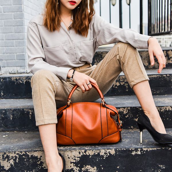 100% genuine leather women handbags 2020 factory wholesale fashion handbags high-end portable leisure female bag shoulder bag
100% genuine leather women handbags 2020 factory wholesale fashion handbags high-end portable leisure female bag shoulder bag
