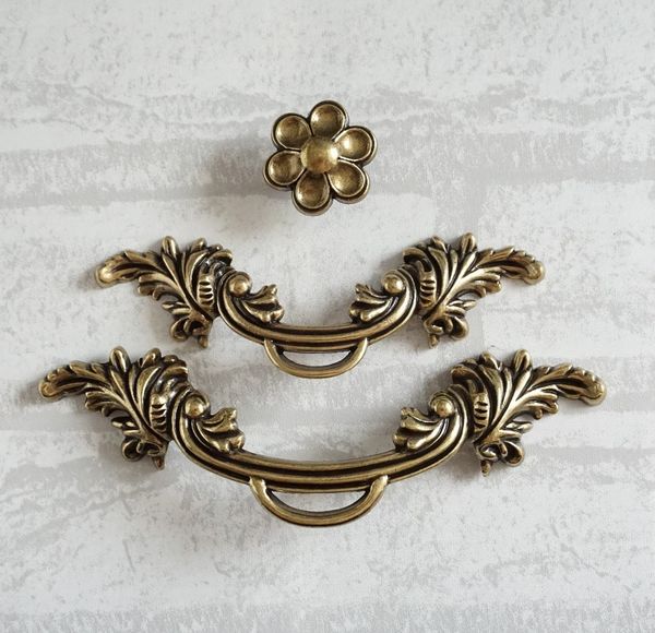 2 pcs vintage chic drawer pulls handles knobs dresser handles flower knobs / bronze cabinet handles kitchen decorative hardware
2 pcs vintage chic drawer pulls handles knobs dresser handles flower knobs / bronze cabinet handles kitchen decorative hardware