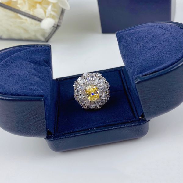 2020 new luxury fashion design imported leidian goose yellow ring high-end luxury banquet, Golden;silver
2020 new luxury fashion design imported leidian goose yellow ring high-end luxury banquet, Golden;silver