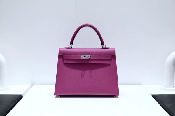 wholesale price fully handmadequality,28cm,epsomleather design purse,fuchisia,blue,wax stitching,gold silver hardware,contact for details
wholesale price fully handmadequality,28cm,epsomleather design purse,fuchisia,blue,wax stitching,gold silver hardware,contact for details