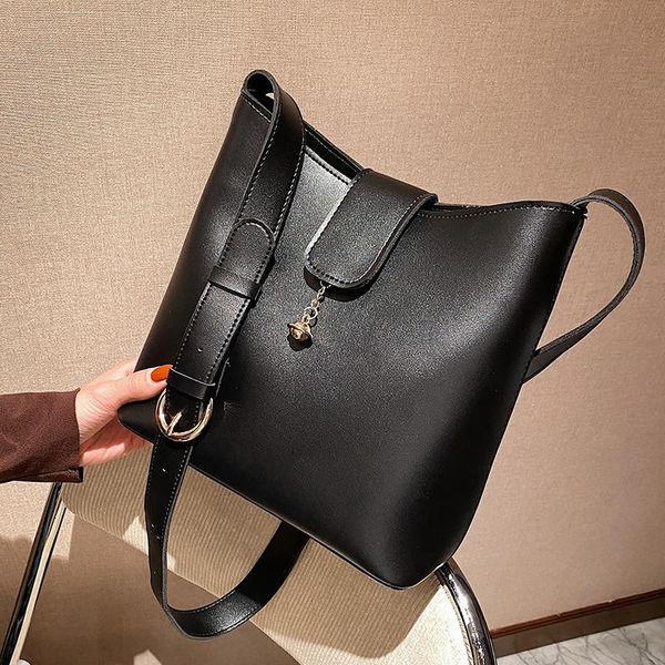 shoulder bags niche design high-end large-capacity female bag 2021 fashion messenger bucket underarm dual-use width: 25cm
shoulder bags niche design high-end large-capacity female bag 2021 fashion messenger bucket underarm dual-use width: 25cm
