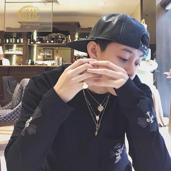 ch20ss crosin horseshoe liuding leather cross fake two long short sleeve round neck sweaters for men and women, Black
ch20ss crosin horseshoe liuding leather cross fake two long short sleeve round neck sweaters for men and women, Black
