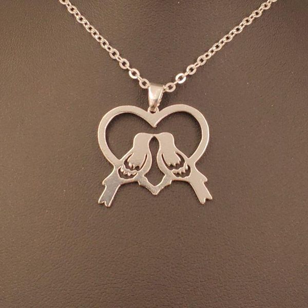 pendant necklaces 2021 valentine's day vivid kiss lovers two cute birds love heart necklace gold silver plated jewelry for women n110
pendant necklaces 2021 valentine's day vivid kiss lovers two cute birds love heart necklace gold silver plated jewelry for women n110