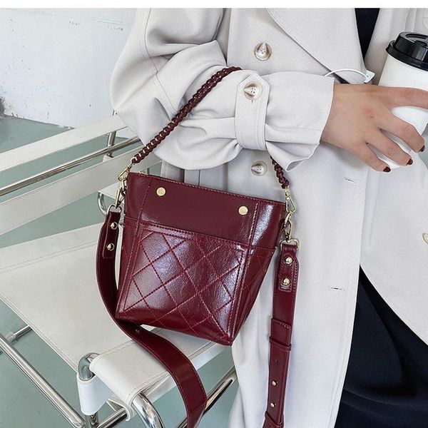 retro ladies one-shoulder women's small bag 2020 new fashion net red messenger bag portable bucket luxury designer
retro ladies one-shoulder women's small bag 2020 new fashion net red messenger bag portable bucket luxury designer