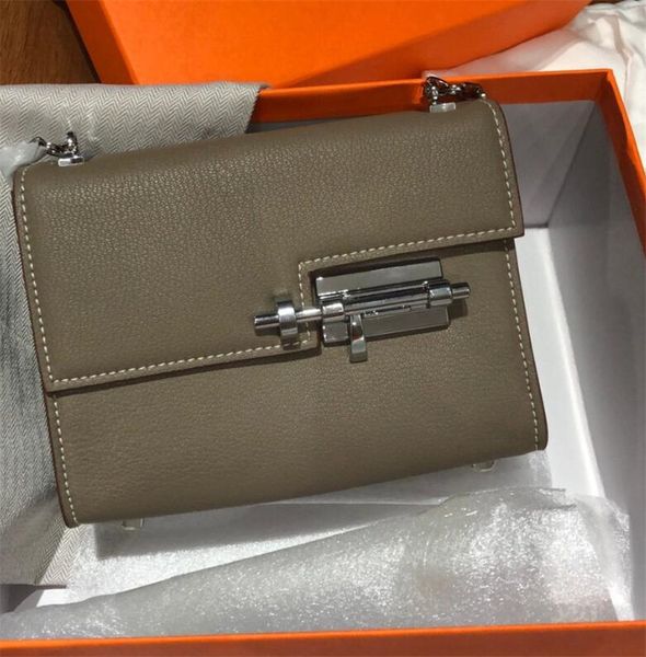 2020 new brand fashion luxury designer woman's bag's cowskin 18cm bolt bag fashion bags shoulder bags womens lady genuine leather
2020 new brand fashion luxury designer woman's bag's cowskin 18cm bolt bag fashion bags shoulder bags womens lady genuine leather