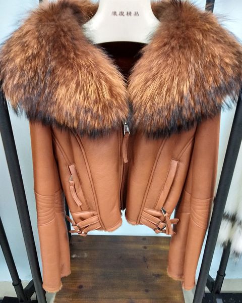 100% natural real wool fur coat women winter short parka oversized raccoon fur collar genuine sheepskin overcoat female jacket 201029, Black
100% natural real wool fur coat women winter short parka oversized raccoon fur collar genuine sheepskin overcoat female jacket 201029, Black