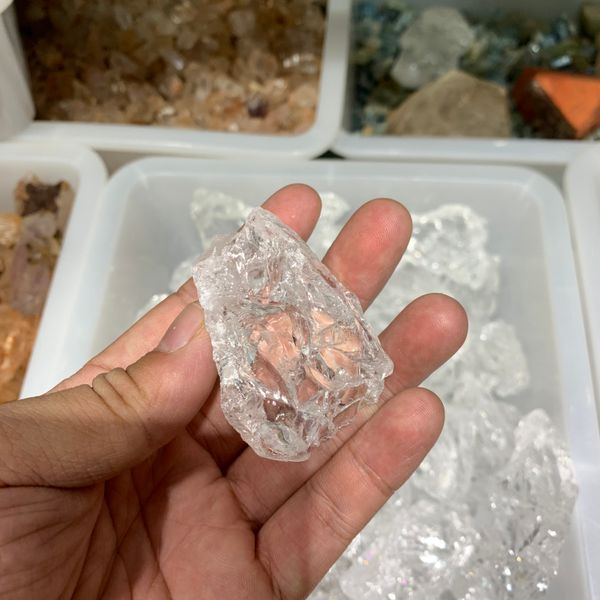 natural high-quality transparent crystal stone, small pieces of transparent white crystal, collection level crystal stone., Black
natural high-quality transparent crystal stone, small pieces of transparent white crystal, collection level crystal stone., Black