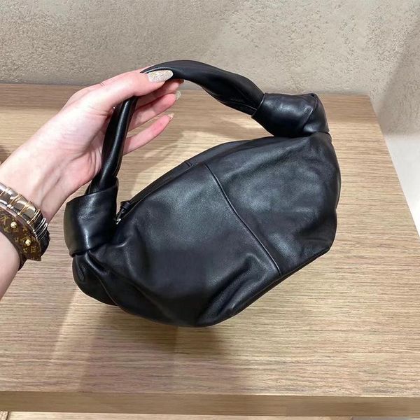 2020 new leather handbags fashion all-hands carry croissant knotted cowhide handbag 
2020 new leather handbags fashion all-hands carry croissant knotted cowhide handbag