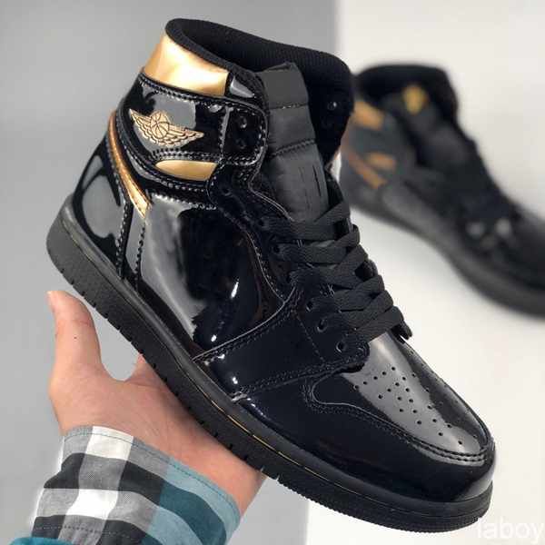 2020 new black metallic gold high og mens basketball shoes jumpman 1 1s unc obsidian tie dye sports trainers trainers outdoor des chaussures
2020 new black metallic gold high og mens basketball shoes jumpman 1 1s unc obsidian tie dye sports trainers trainers outdoor des chaussures