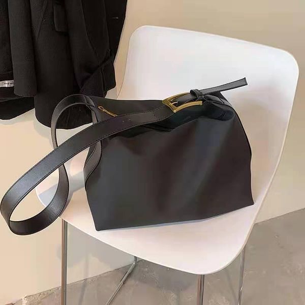 shoulder bags women's soft leather underarm bag simple casual light cross body luxury handbags women designer
shoulder bags women's soft leather underarm bag simple casual light cross body luxury handbags women designer