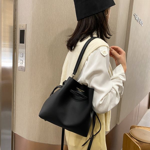 2021 designer bag new fashion color women simplicity pure color soft bag autumn and winter soft leather drawstring shoulder bag c1223
2021 designer bag new fashion color women simplicity pure color soft bag autumn and winter soft leather drawstring shoulder bag c1223