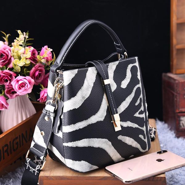 ковш сумка женщин 2020 новая мода сумочка кожа zebra pattern плеча сумки высокого качества женщины кошелек и сумки
ковш сумка женщин 2020 новая мода сумочка кожа zebra pattern плеча сумки высокого качества женщины кошелек и сумки