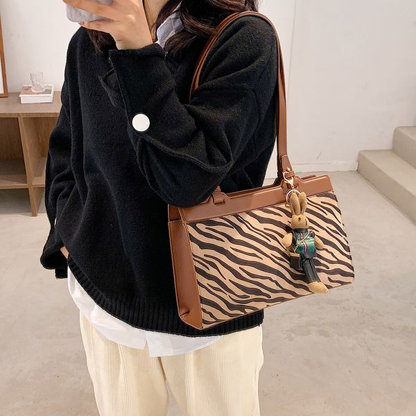 french minority bag women's new fashion leopard print armpit bag for autumn / winter 2020 c1114
french minority bag women's new fashion leopard print armpit bag for autumn / winter 2020 c1114