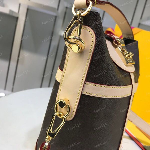 2021 fashion women genuine leather duffle handbag totes calf single shoulder nono handbag m4358
2021 fashion women genuine leather duffle handbag totes calf single shoulder nono handbag m4358