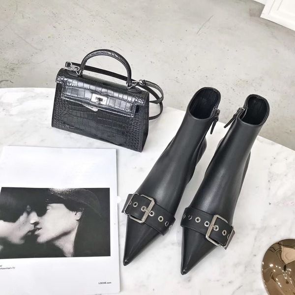 2020 new style pointed short boots women's spring and autumn single boots slim heel versatile short tube medium heel thin boots winter, Black
2020 new style pointed short boots women's spring and autumn single boots slim heel versatile short tube medium heel thin boots winter, Black
