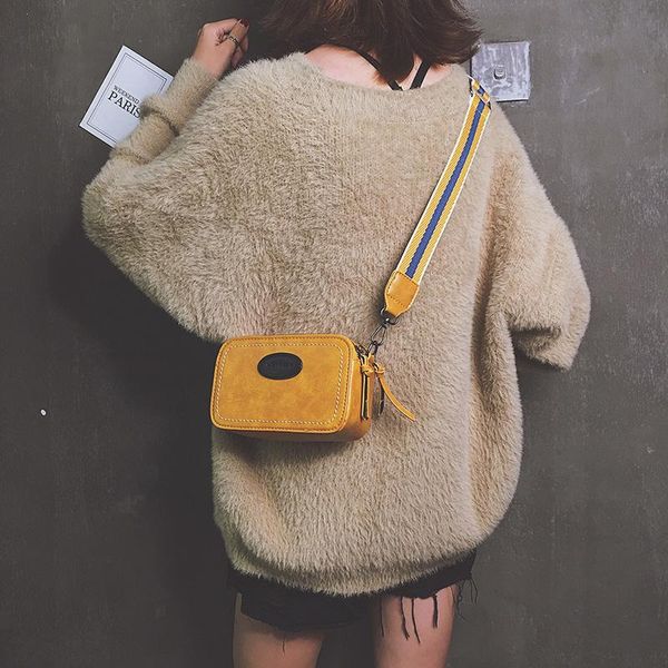 women's wide shoulder strap shoulder bag 2020 new hong kong style messenger bag
women's wide shoulder strap shoulder bag 2020 new hong kong style messenger bag
