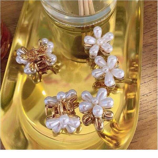 2020 new fashion mini pearl hair claws for women korean small flower clips set hair accessories gold crab girls headwear qylslv, Black;brown
2020 new fashion mini pearl hair claws for women korean small flower clips set hair accessories gold crab girls headwear qylslv, Black;brown