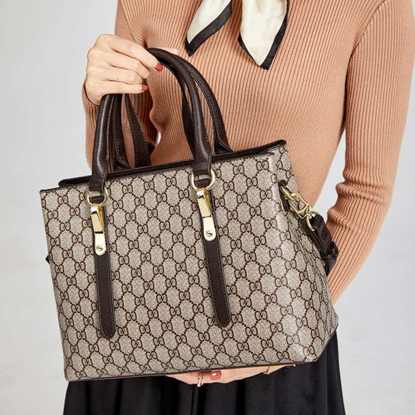 luxurys designers 2021 winter new large capacity printed letter tote women's briefcase simple one shoulder bag fashion
luxurys designers 2021 winter new large capacity printed letter tote women's briefcase simple one shoulder bag fashion