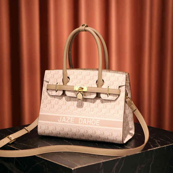 2022 latest luggage factory wholesale hong kong leather women's bag women's large capacity versatile commuter messenger bags
2022 latest luggage factory wholesale hong kong leather women's bag women's large capacity versatile commuter messenger bags