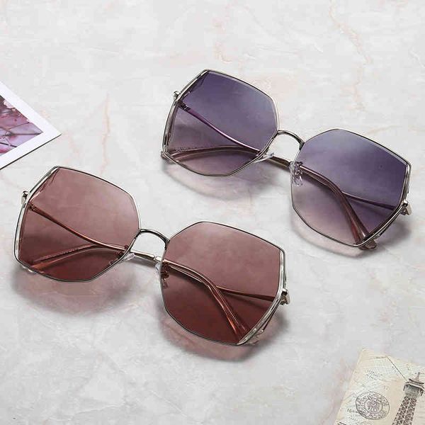 sunglasses 2021 fashion texture frame high definition nylon uv resistant uv400, White;black
sunglasses 2021 fashion texture frame high definition nylon uv resistant uv400, White;black