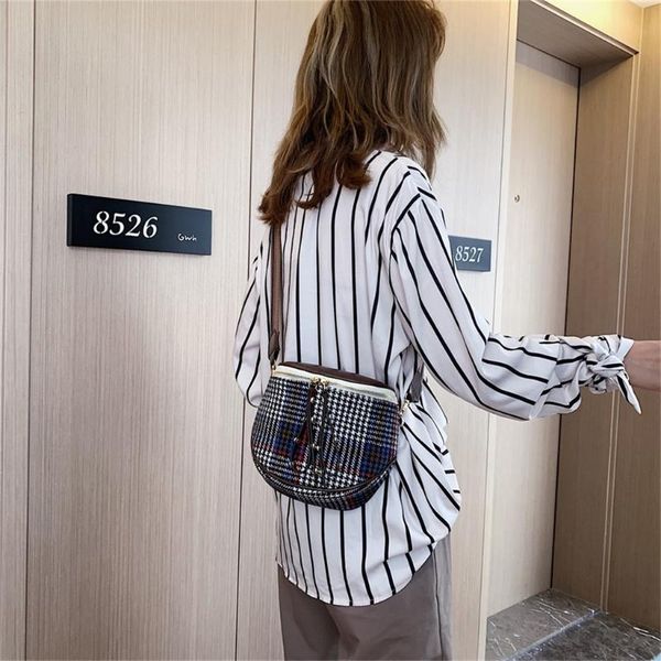 женщины сумка полукруг small square bag wild повседневный посланника плеча сумки carteras mujer de hombro y bolsos
женщины сумка полукруг small square bag wild повседневный посланника плеча сумки carteras mujer de hombro y bolsos