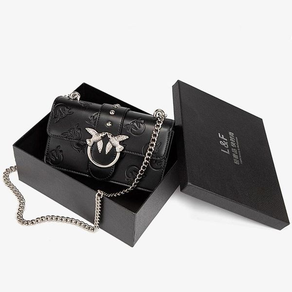 2020 new embossed swallow bag shoulder messenger bag female classic all-match printing handbags women bags designer
2020 new embossed swallow bag shoulder messenger bag female classic all-match printing handbags women bags designer