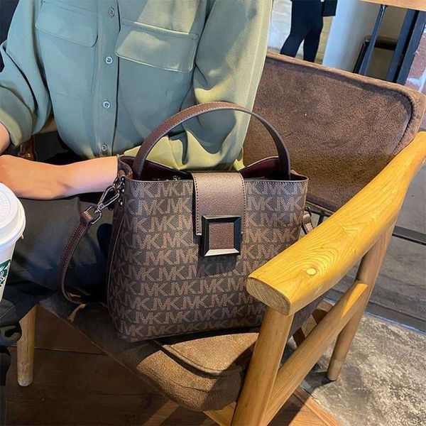 luxurys designers women's 2021 new fashion printing large capacity bucket bag temperament one shoulder handbag 100
luxurys designers women's 2021 new fashion printing large capacity bucket bag temperament one shoulder handbag 100