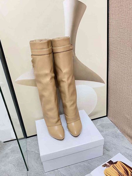 2022 designer boots knee boots leather silver and gold finish asymmetrical metal padlock clad wedge almond shaped toe heel height 9cm women, Black
2022 designer boots knee boots leather silver and gold finish asymmetrical metal padlock clad wedge almond shaped toe heel height 9cm women, Black