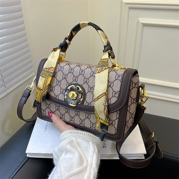soft pu hand women's fashion printed single shoulder messenger bag foreign style silk scarf new small square bag
soft pu hand women's fashion printed single shoulder messenger bag foreign style silk scarf new small square bag