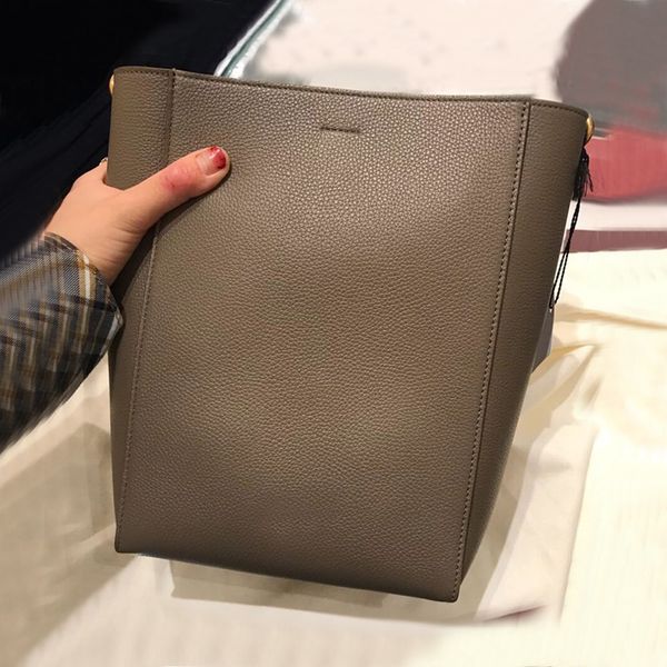 2020 spring and summer new wide shoulder strap cowhide bucket bag womens leather bags s all-matching simple one-shoulder crossboby bag
2020 spring and summer new wide shoulder strap cowhide bucket bag womens leather bags s all-matching simple one-shoulder crossboby bag