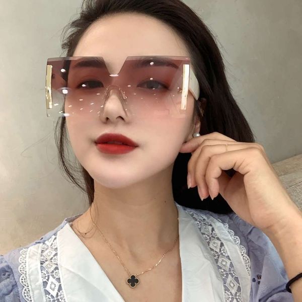 2020 net new red sunglasses women's large frame square gradient sunglasses ins large face frameless personality one mirror, White;black
2020 net new red sunglasses women's large frame square gradient sunglasses ins large face frameless personality one mirror, White;black