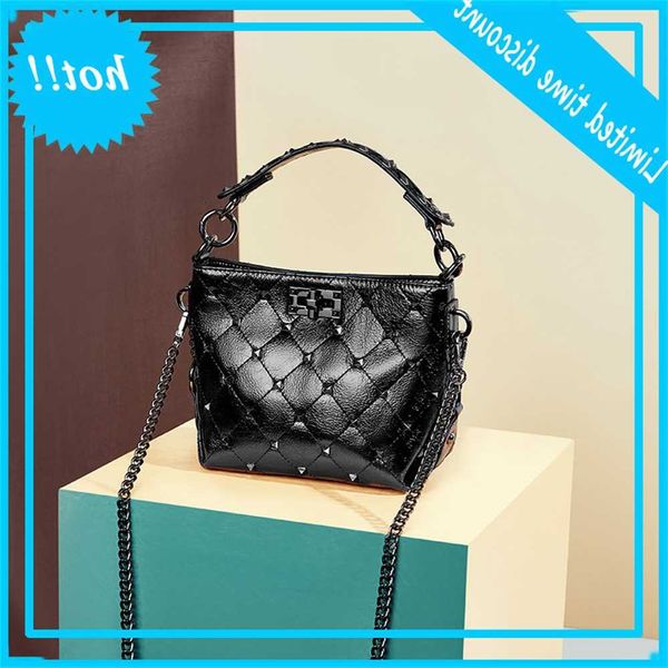 2020 new real leather small fragrance lingge chain bucket one shoulder versatile messenger women's bag
2020 new real leather small fragrance lingge chain bucket one shoulder versatile messenger women's bag