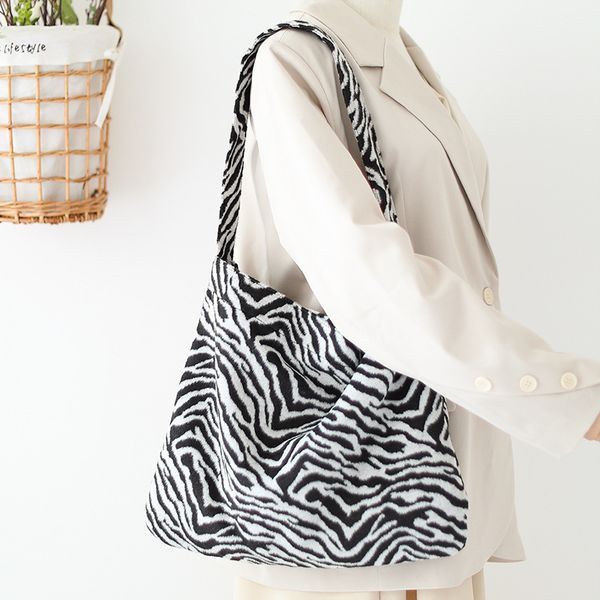 youda animal pattern plush shoulder bags for women autumn and winter fashion ladies handbags women large capacity messenger bag c1223, Black;red
youda animal pattern plush shoulder bags for women autumn and winter fashion ladies handbags women large capacity messenger bag c1223, Black;red