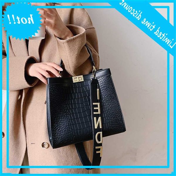 2021 new women's fashion crocodile soft leather bag single shoulder cross carrying large capacity lady's handbag
2021 new women's fashion crocodile soft leather bag single shoulder cross carrying large capacity lady's handbag