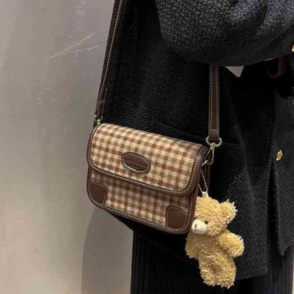 2022 factory wholesale new lattice small square bag winter new flip style fashionable women's leisure single shoulder diagonal cross te
2022 factory wholesale new lattice small square bag winter new flip style fashionable women's leisure single shoulder diagonal cross te