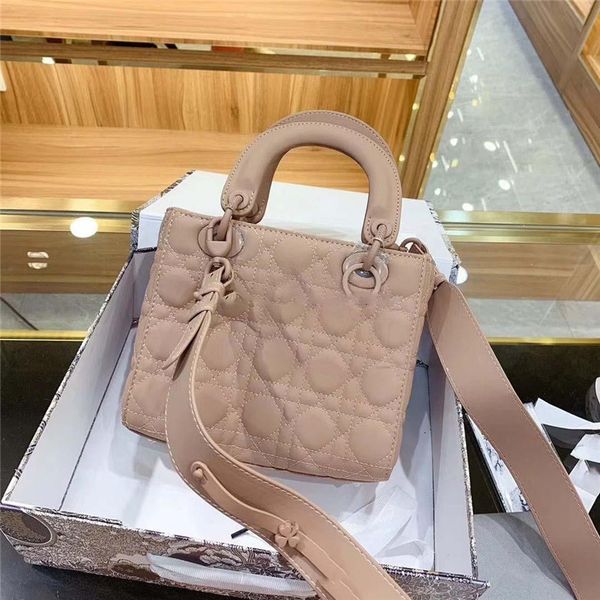2021 new designer luxury handbags purses women shoulder bag genuine leather with fabric cross-body saddle handbag bag 5a
2021 new designer luxury handbags purses women shoulder bag genuine leather with fabric cross-body saddle handbag bag 5a