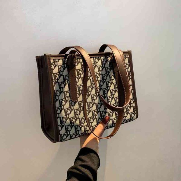 2022 latest handbag factory store on women's popular simple armpit satchel lattice tote large capacity portable canvas hece
2022 latest handbag factory store on women's popular simple armpit satchel lattice tote large capacity portable canvas hece