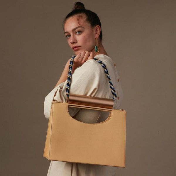 2020 casual cylindrical metal handbags women large capacity shoulder bags pu leather ladies hand bags women trapezoidal t
2020 casual cylindrical metal handbags women large capacity shoulder bags pu leather ladies hand bags women trapezoidal t