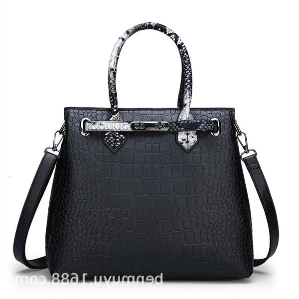 2021 new women's bag solid color fashion crocodile small lock princess bag style hand shoulder
2021 new women's bag solid color fashion crocodile small lock princess bag style hand shoulder